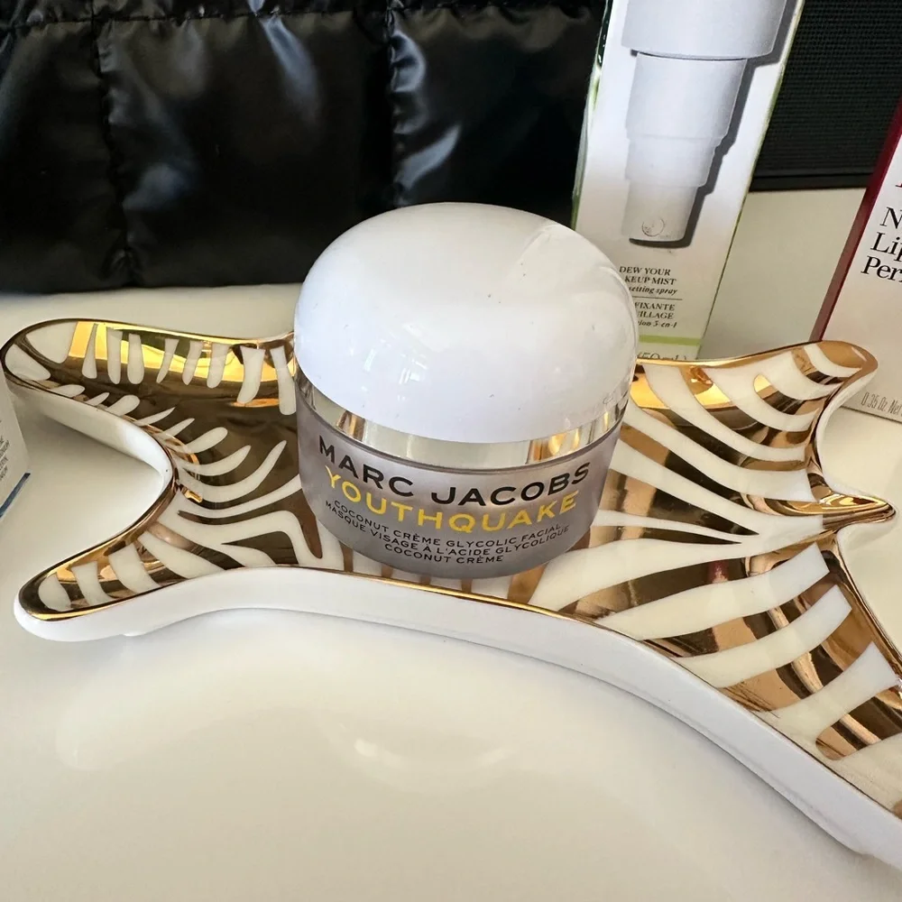 BEAUTY BUNDLE TATCHA MARC JACOBS WELL PEOPLE AND CLARINS and COSMETIC CASE